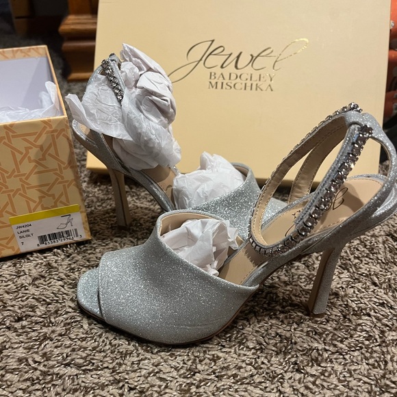 Women’s silver heel- size 7 - Picture 4 of 4